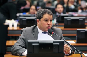 Efraim Filho acredita que CPI poderá ajudar a recuperar valores perdidos com fraude