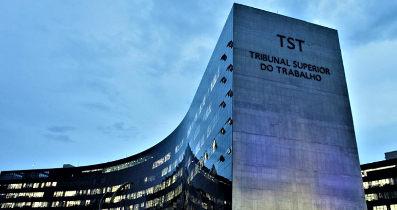 À espera das decisões do TST, atos e piquetes fortalecem a greve